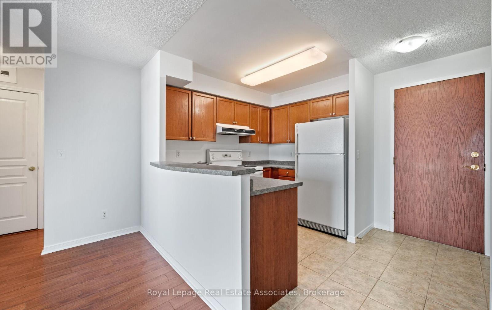 1713 - 2545 Erin Centre Boulevard, Mississauga, ON - Indoor Photo Showing Kitchen