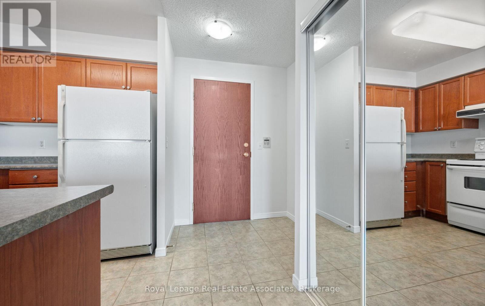 Large fo - 1713 - 2545 Erin Centre Boulevard, Mississauga, ON - Indoor Photo Showing Kitchen