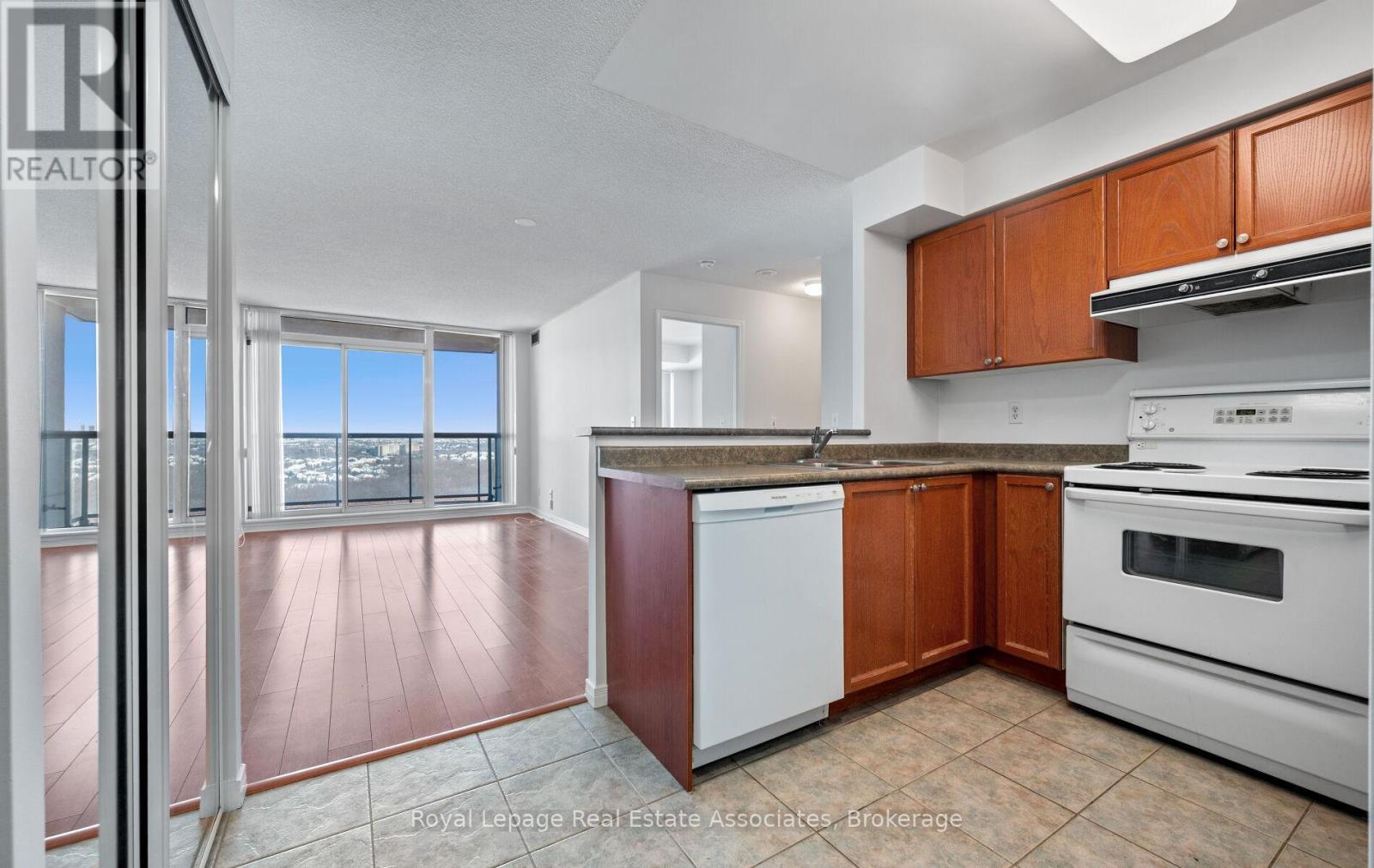 1713 - 2545 Erin Centre Boulevard, Mississauga, ON - Indoor Photo Showing Kitchen