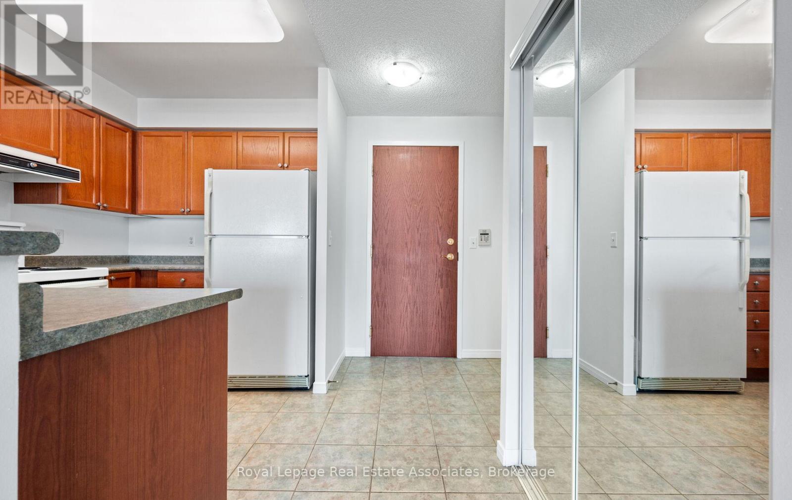 1713 - 2545 Erin Centre Boulevard, Mississauga, ON - Indoor Photo Showing Kitchen