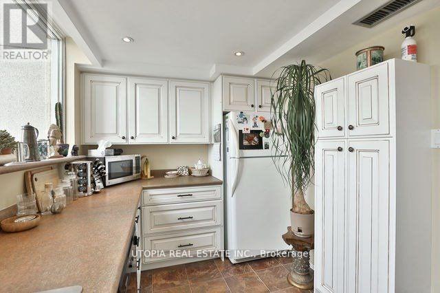 1809 - 3700 Kaneff Crescent, Mississauga, ON - Indoor