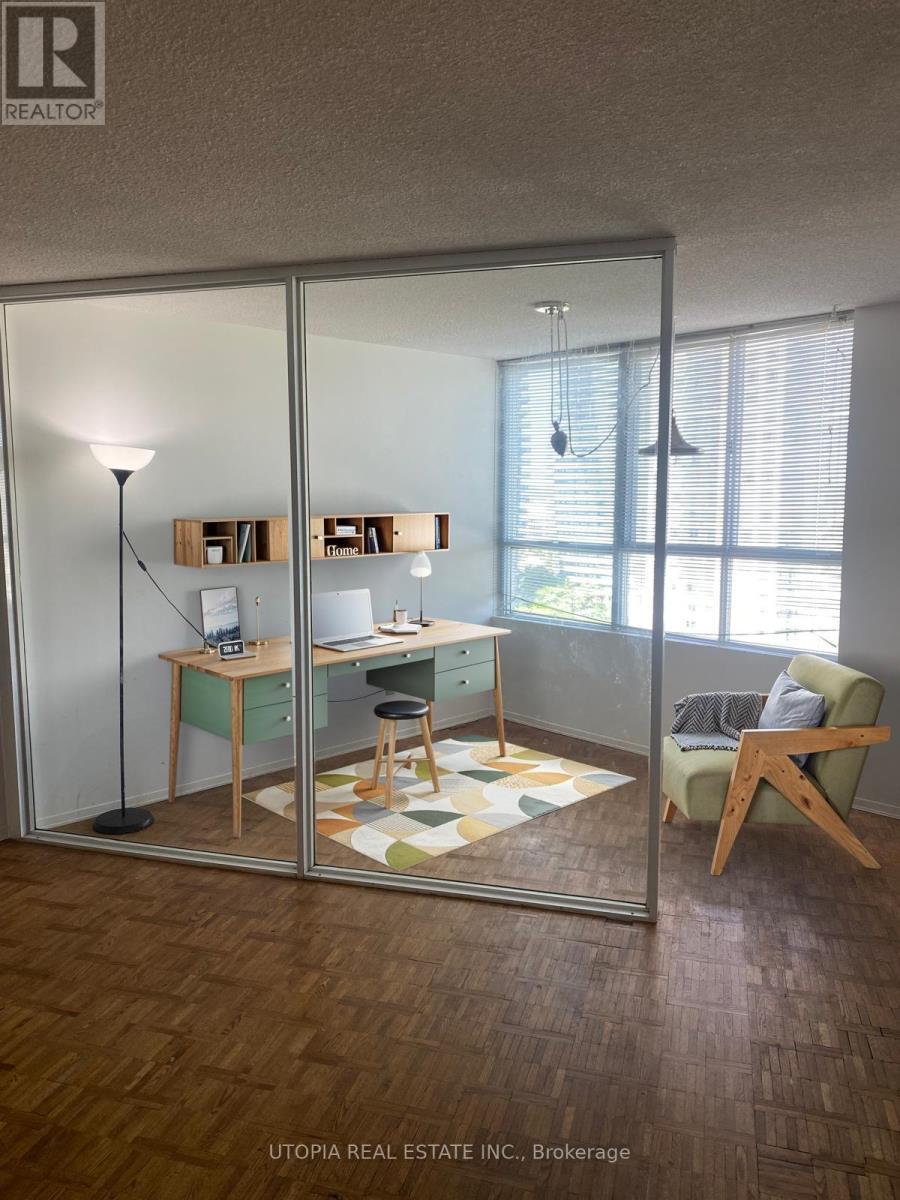 1809 - 3700 Kaneff Crescent, Mississauga, ON - Indoor