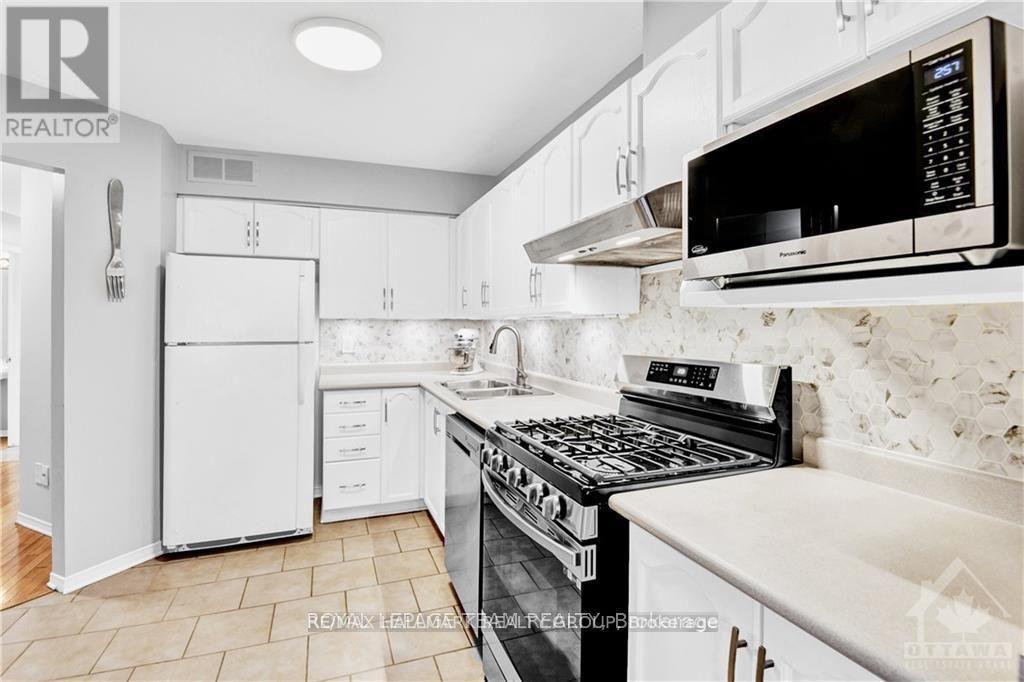 133 Woodpark Way, Ottawa, ON - Indoor Photo Showing Kitchen With Double Sink