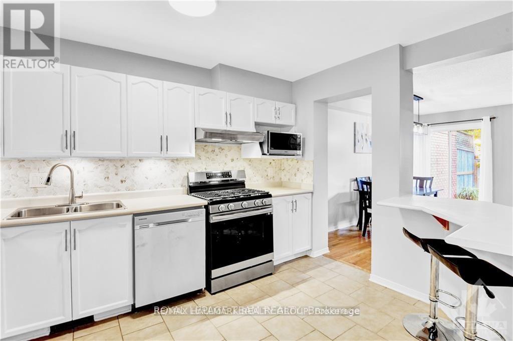 133 Woodpark Way, Ottawa, ON - Indoor Photo Showing Kitchen With Double Sink