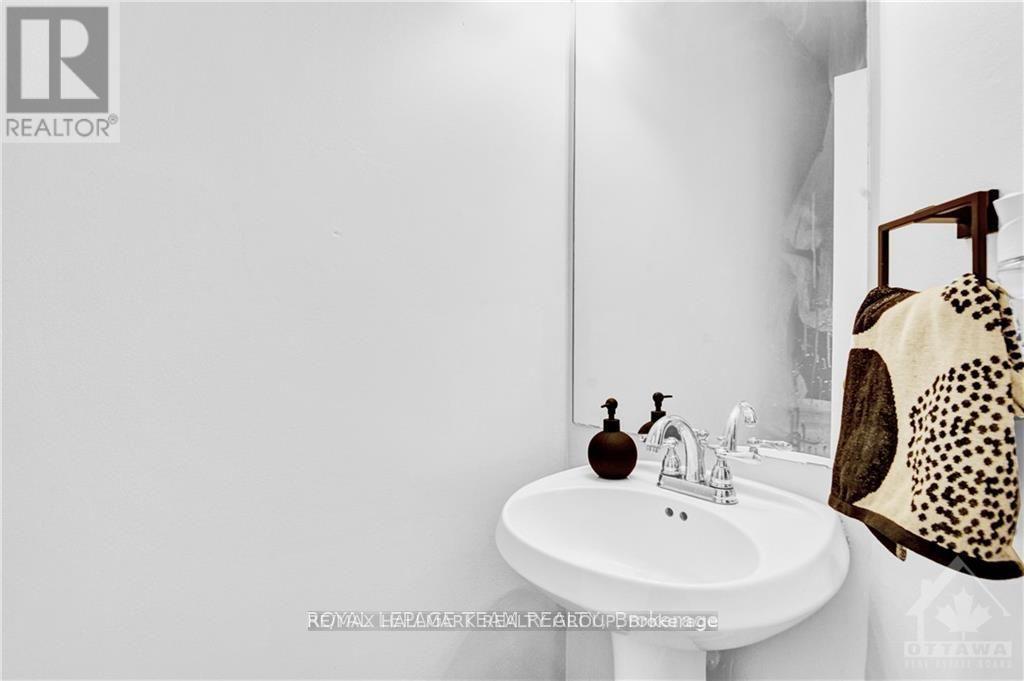 133 Woodpark Way, Ottawa, ON - Indoor Photo Showing Bathroom