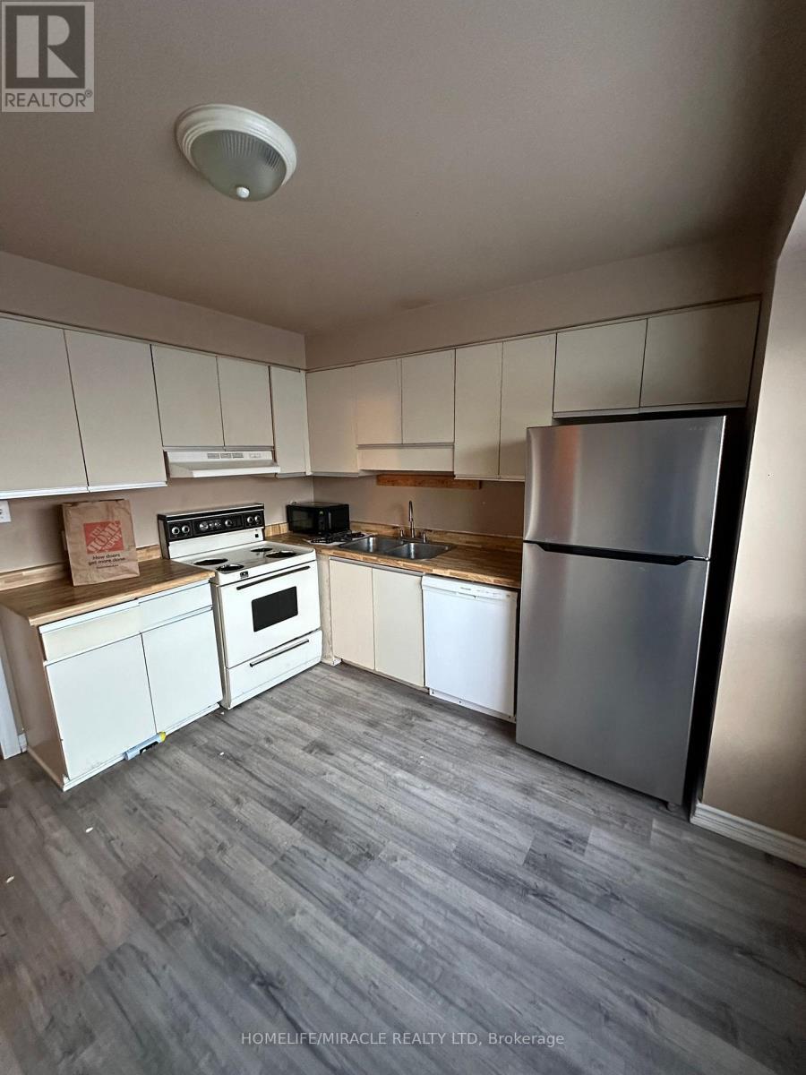 27 - 595 Third Street, London East, ON - Indoor Photo Showing Kitchen With Double Sink