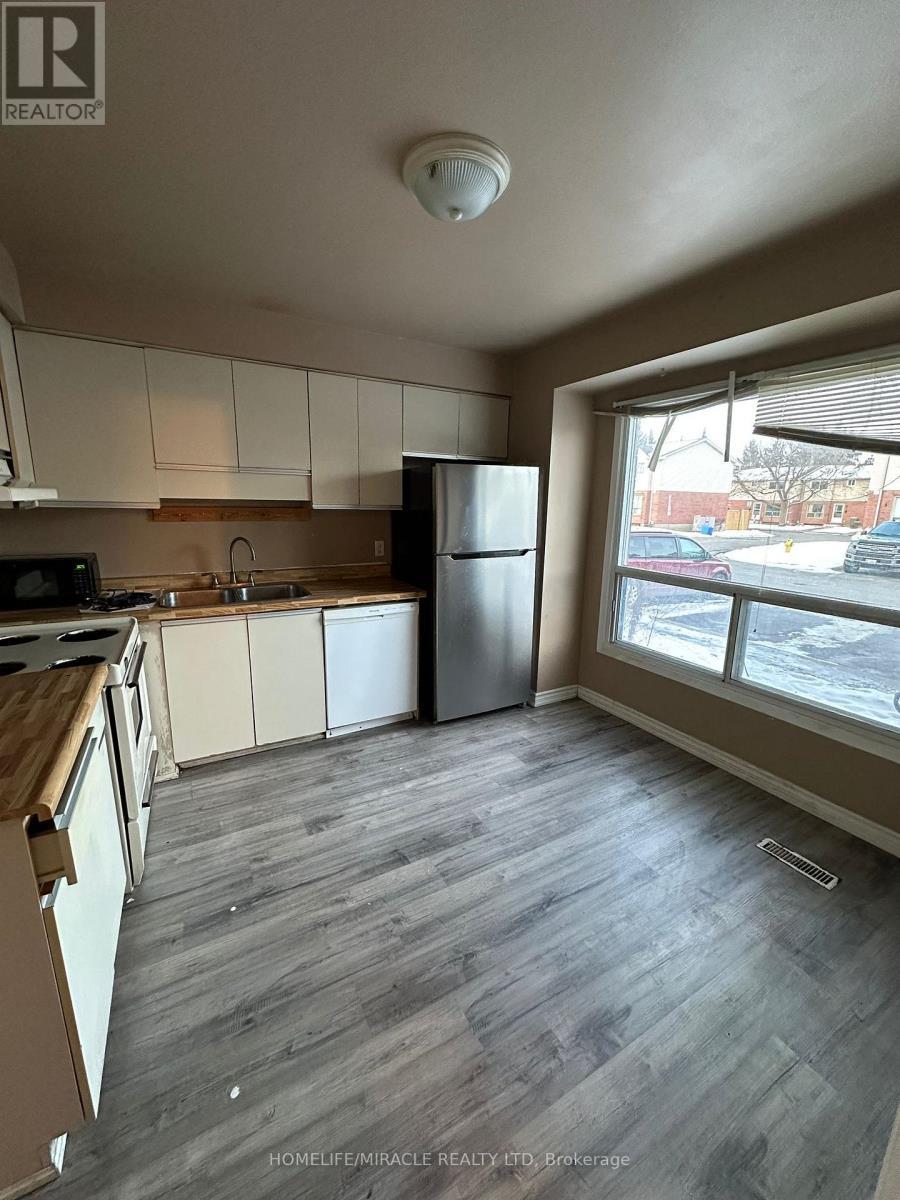 27 - 595 Third Street, London East, ON - Indoor Photo Showing Kitchen With Double Sink