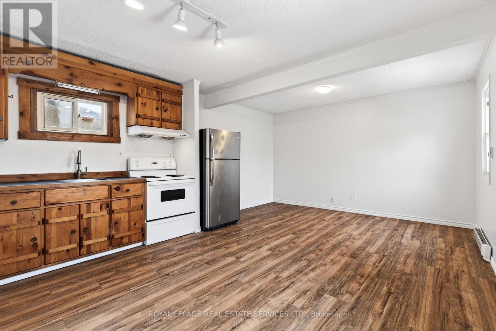 53 Kinsey Street, St. Catharines, ON - Indoor Photo Showing Kitchen