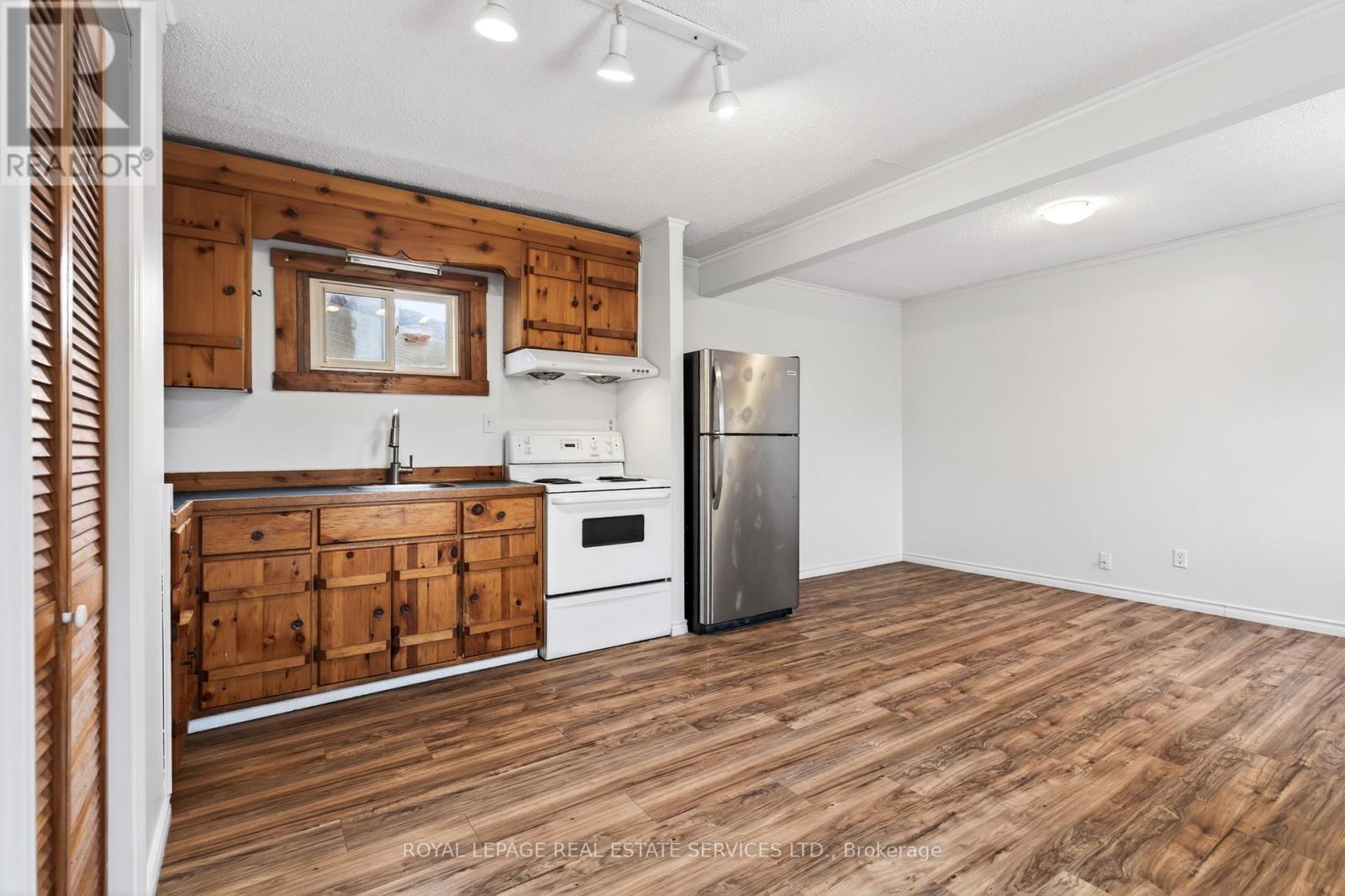53 Kinsey Street, St. Catharines, ON - Indoor Photo Showing Kitchen