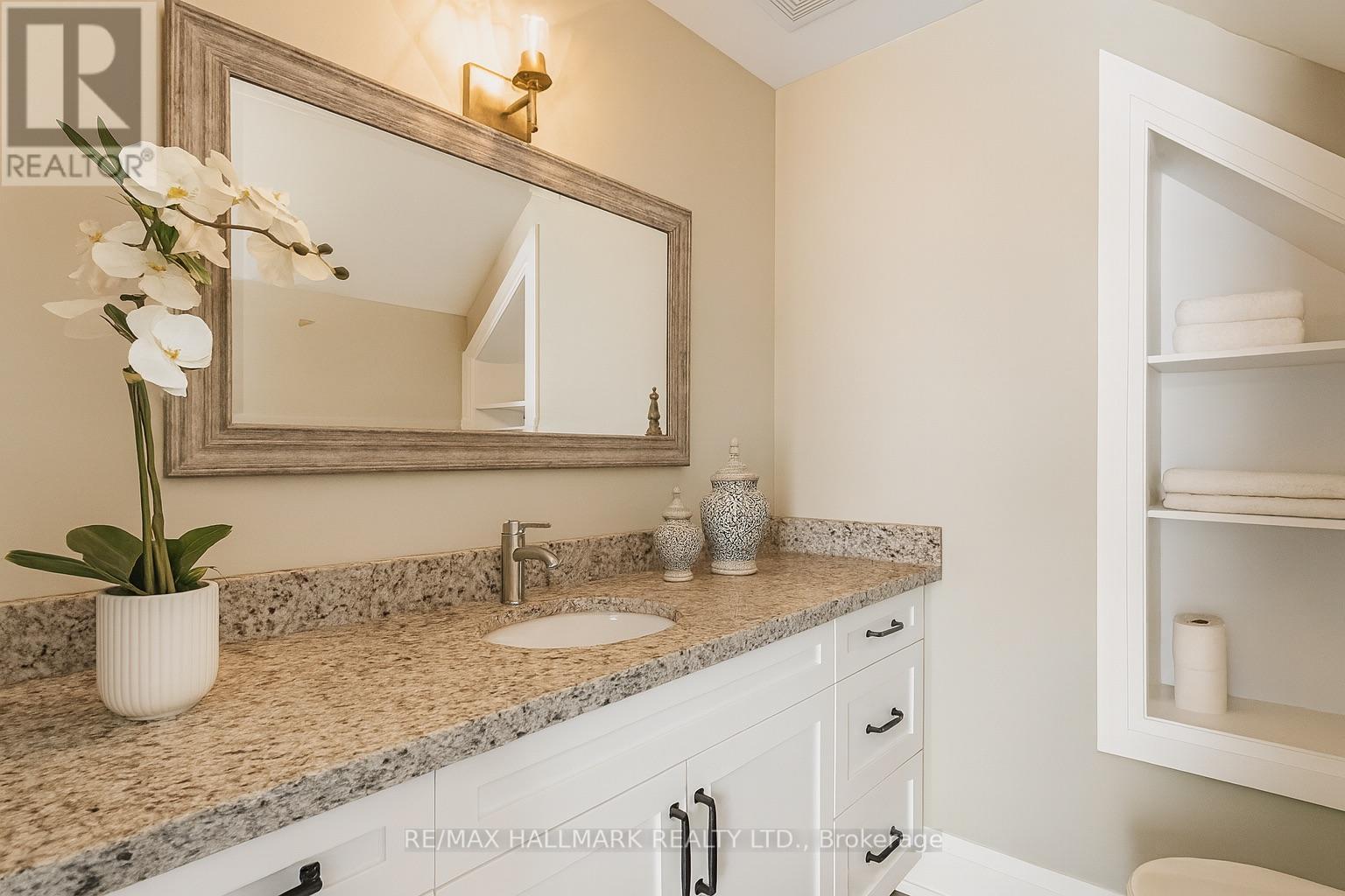 224 Duke Street, Hamilton, ON - Indoor Photo Showing Bathroom