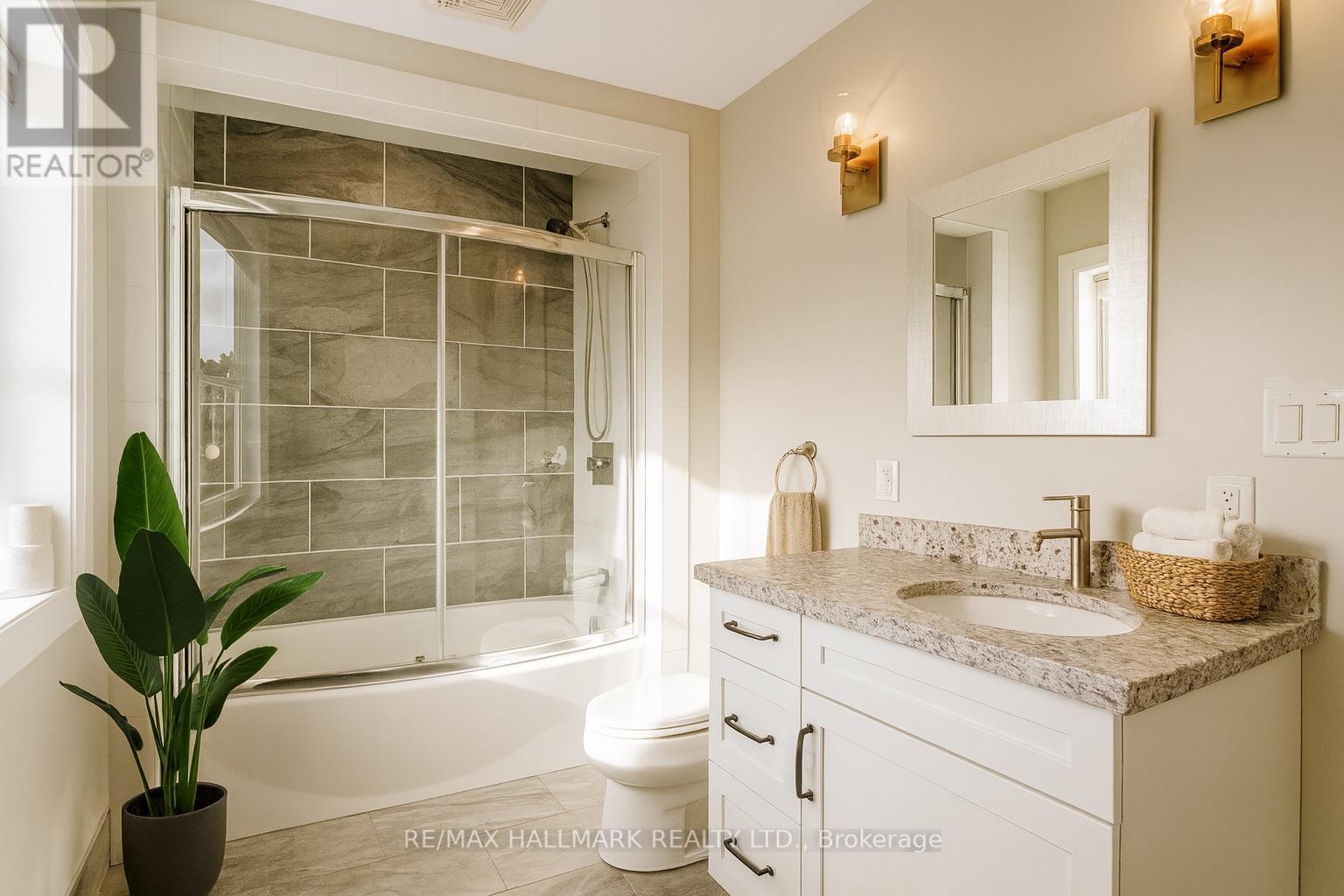 224 Duke Street, Hamilton, ON - Indoor Photo Showing Bathroom