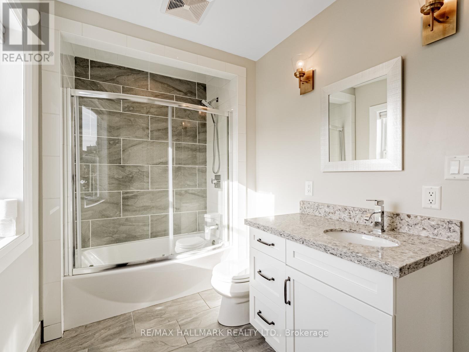 224 Duke Street, Hamilton, ON - Indoor Photo Showing Bathroom