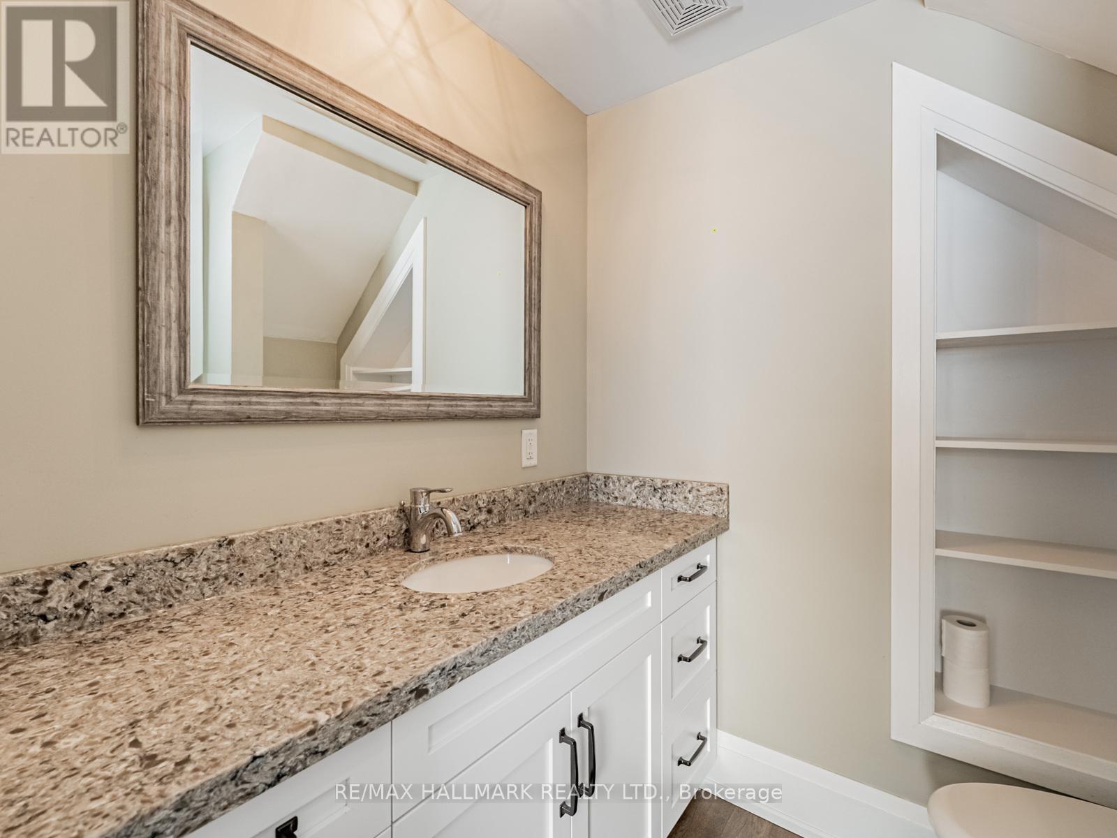 224 Duke Street, Hamilton, ON - Indoor Photo Showing Bathroom