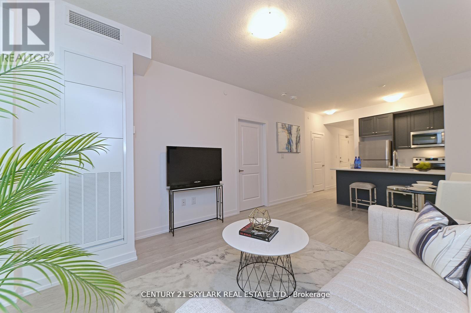 401 - 460 Dundas Street E, Hamilton, ON - Indoor Photo Showing Living Room