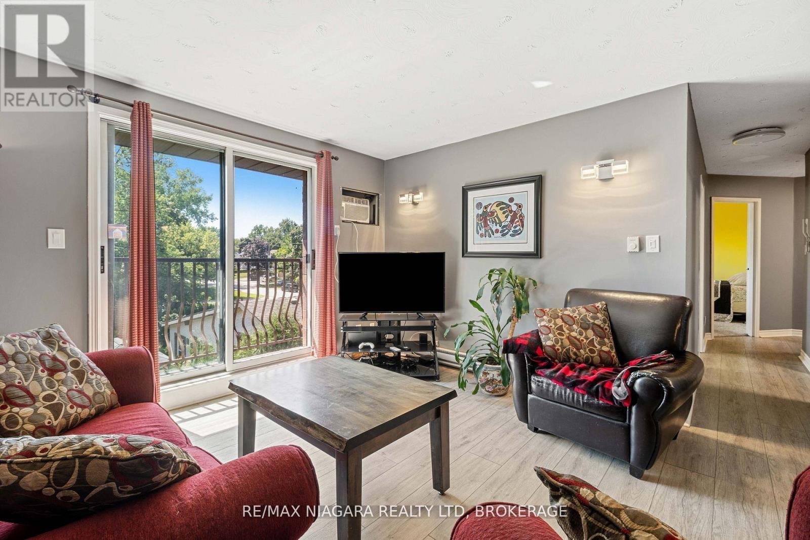 302 - 78 Welland Street N, Thorold (Thorold Downtown), ON - Indoor Photo Showing Living Room