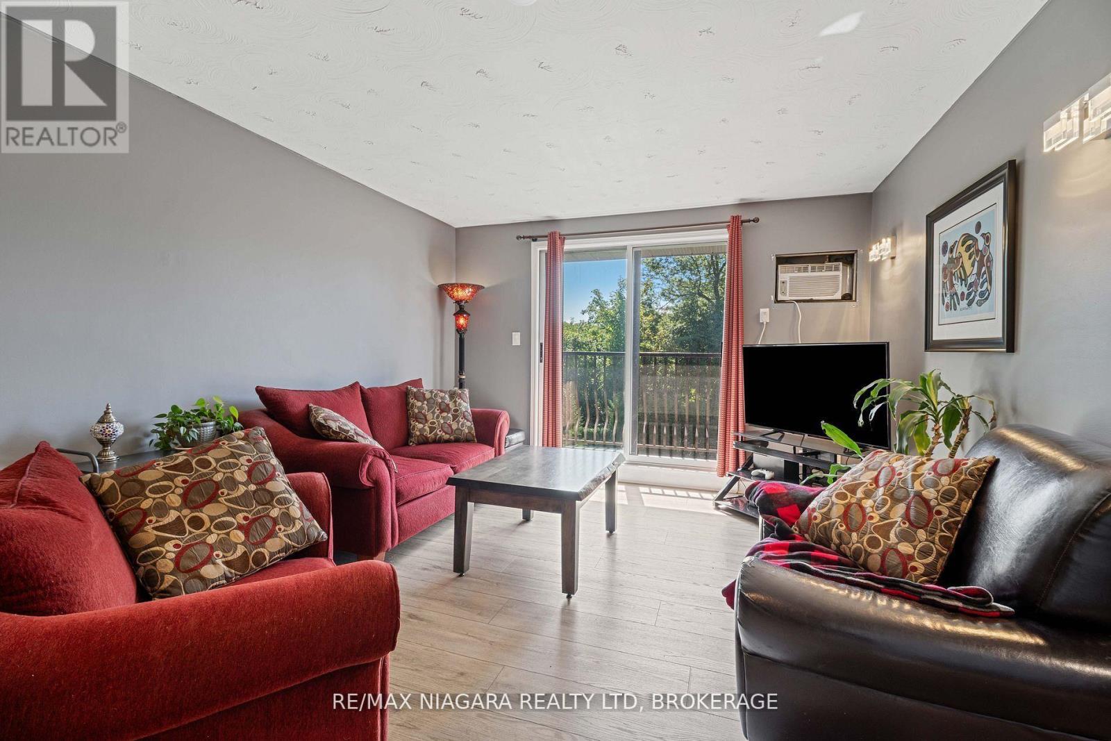 302 - 78 Welland Street N, Thorold (Thorold Downtown), ON - Indoor Photo Showing Living Room