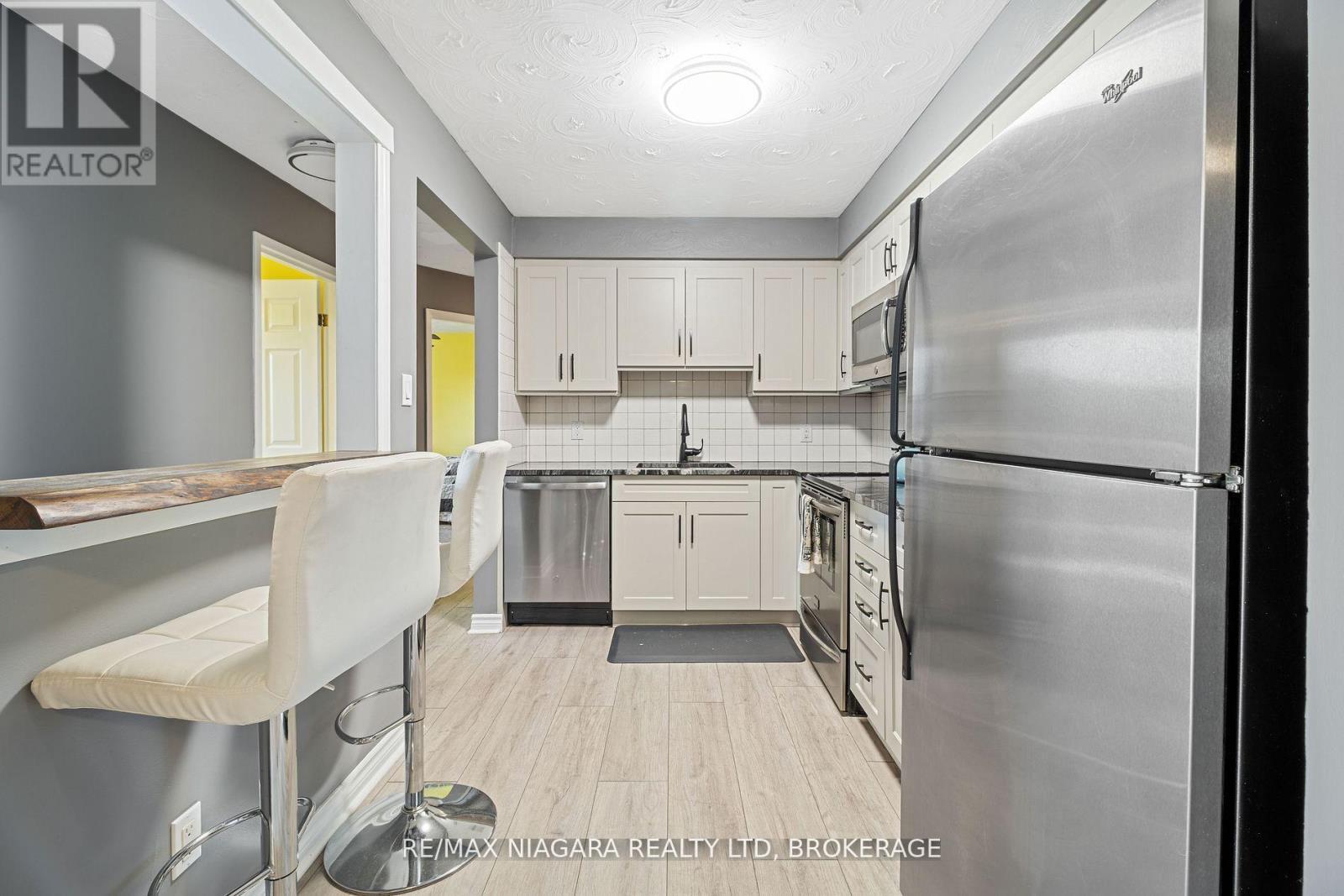 302 - 78 Welland Street N, Thorold (Thorold Downtown), ON - Indoor Photo Showing Kitchen