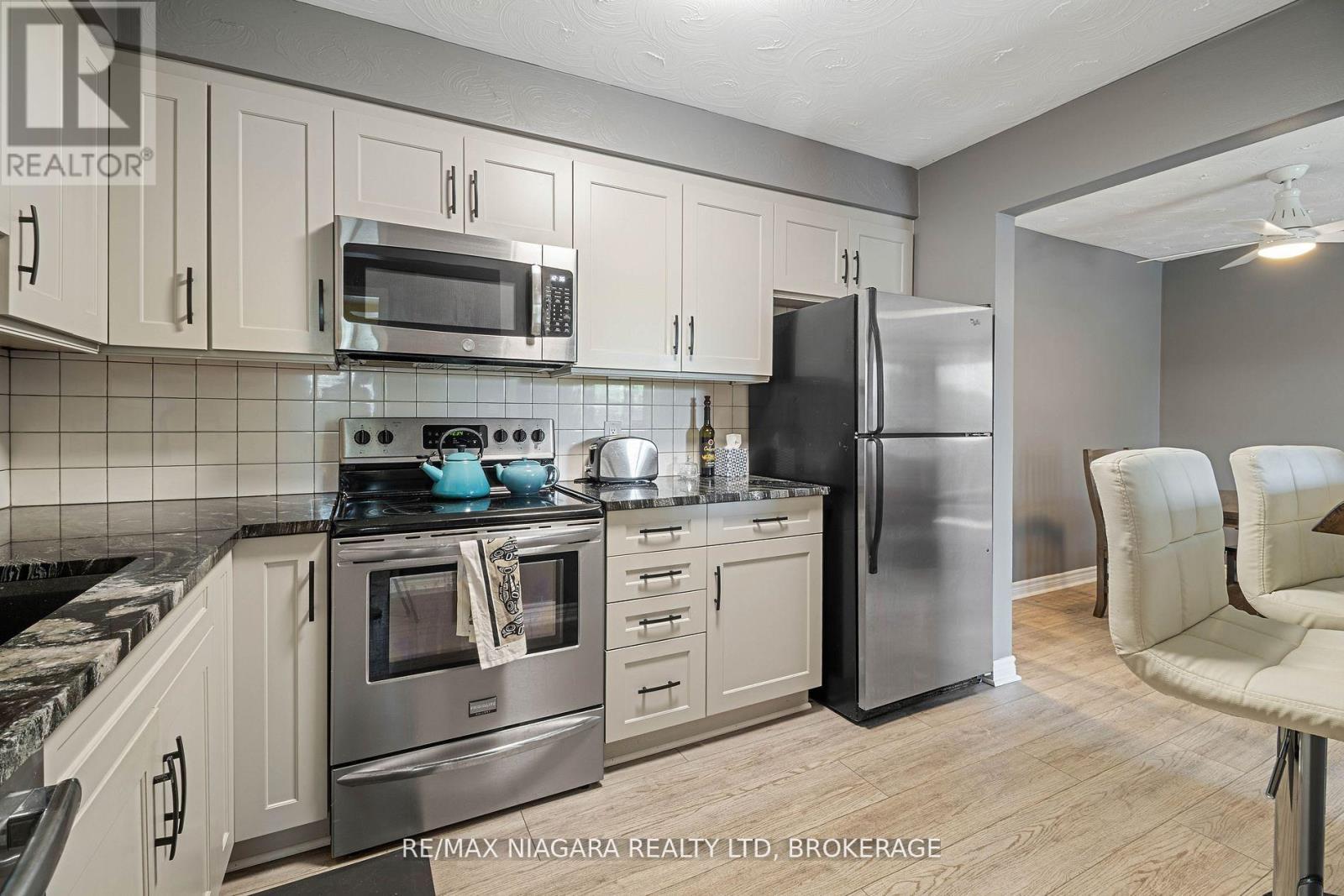 302 - 78 Welland Street N, Thorold (Thorold Downtown), ON - Indoor Photo Showing Kitchen With Upgraded Kitchen
