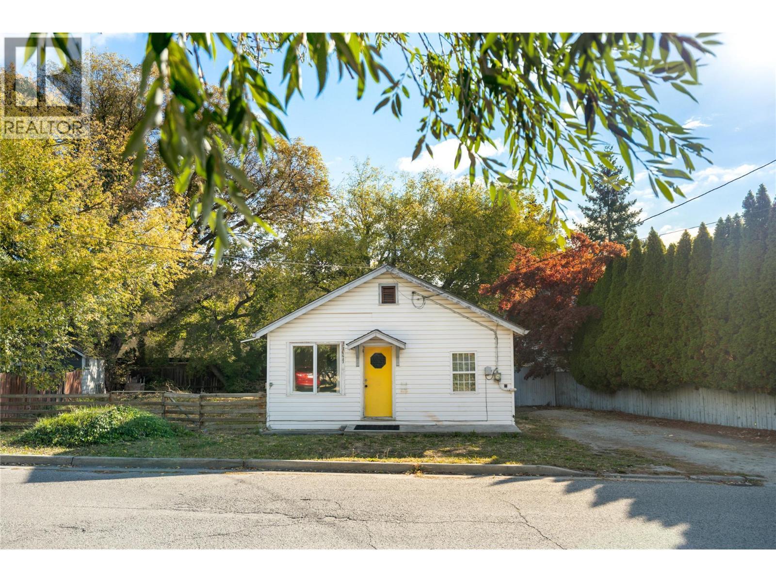 1923 Lindahl Street, Kelowna, BC - Outdoor