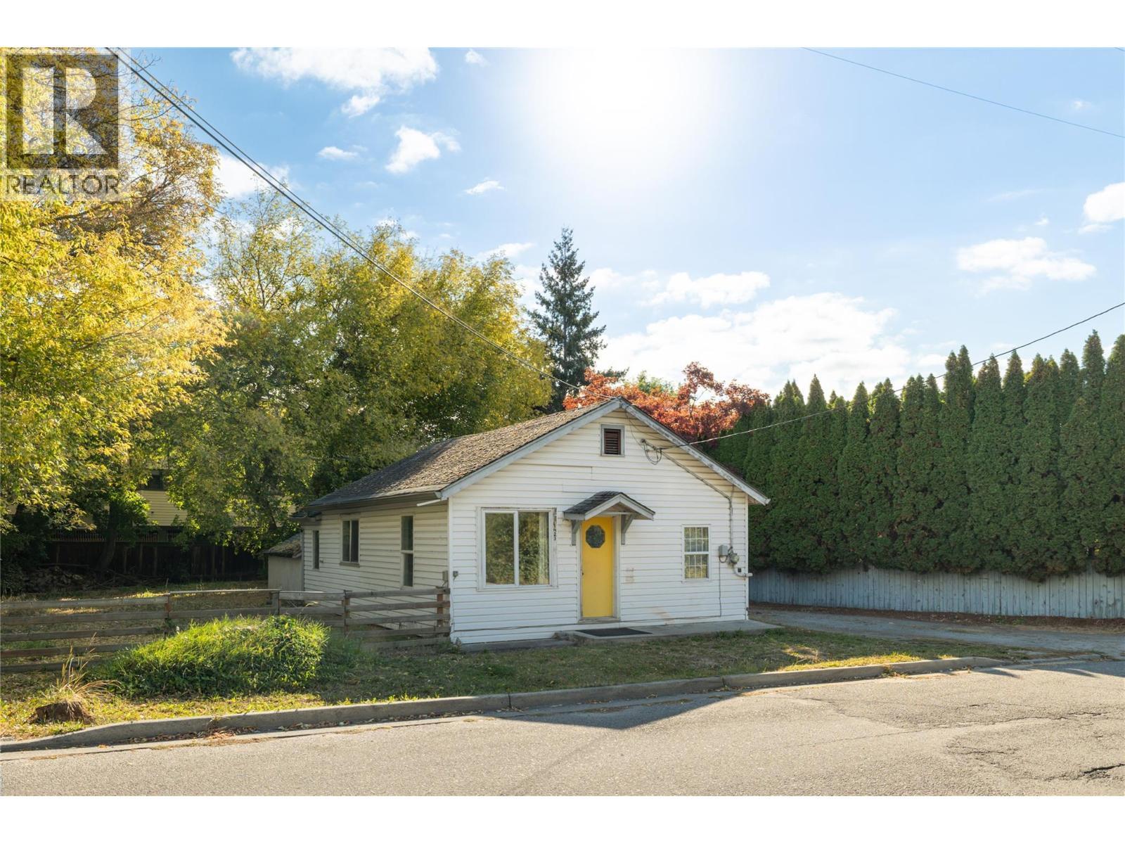 1923 Lindahl Street, Kelowna, BC - Outdoor