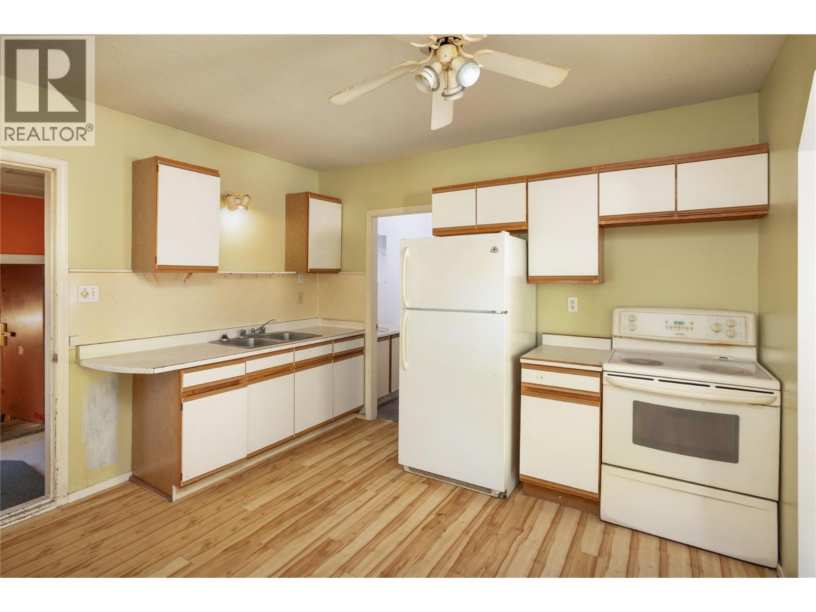 1923 Lindahl Street, Kelowna, BC - Indoor Photo Showing Kitchen With Double Sink