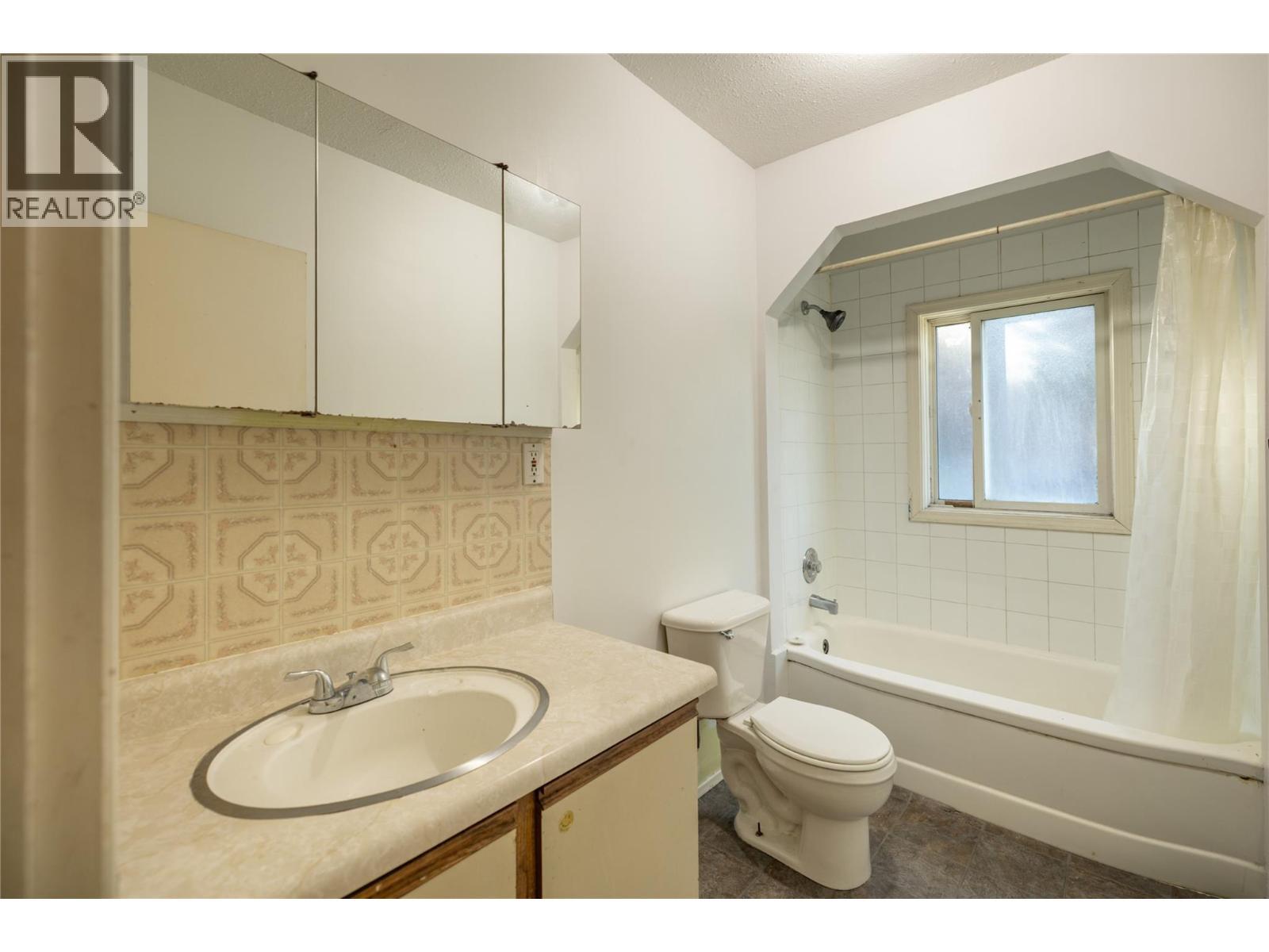 1923 Lindahl Street, Kelowna, BC - Indoor Photo Showing Bathroom