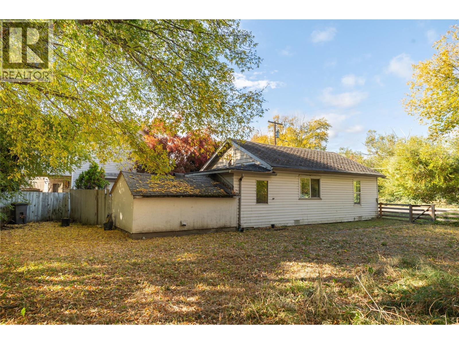 1923 Lindahl Street, Kelowna, BC - Outdoor