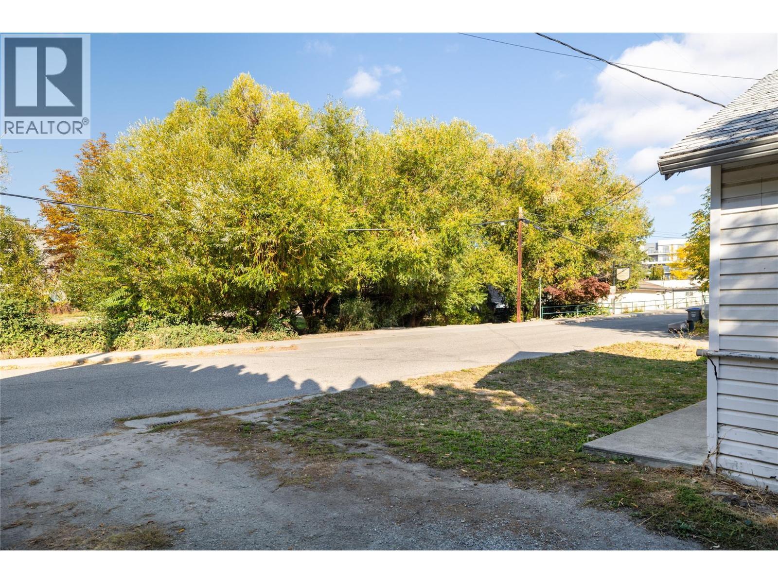 1923 Lindahl Street, Kelowna, BC - Outdoor