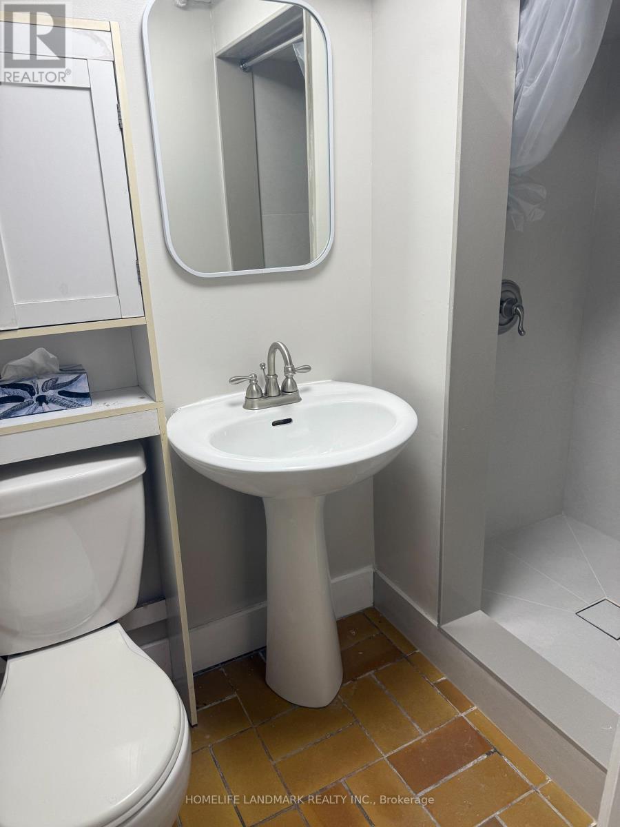 4 Sully Crescent, Toronto, ON - Indoor Photo Showing Bathroom