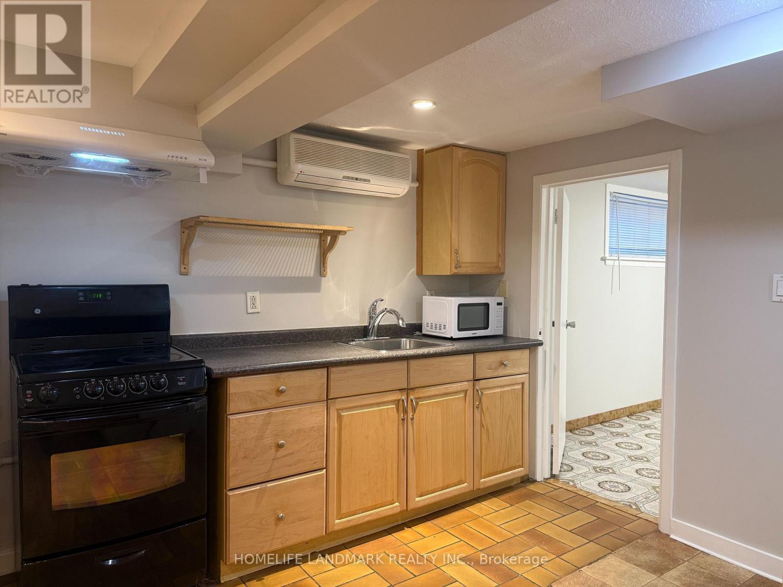 4 Sully Crescent, Toronto, ON - Indoor Photo Showing Kitchen