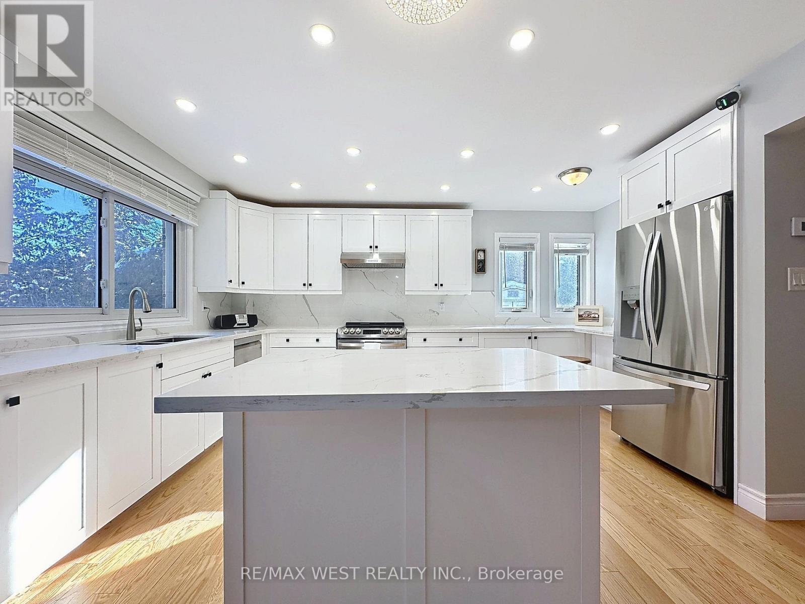 20 Foxwood Grove, Toronto, ON - Indoor Photo Showing Kitchen