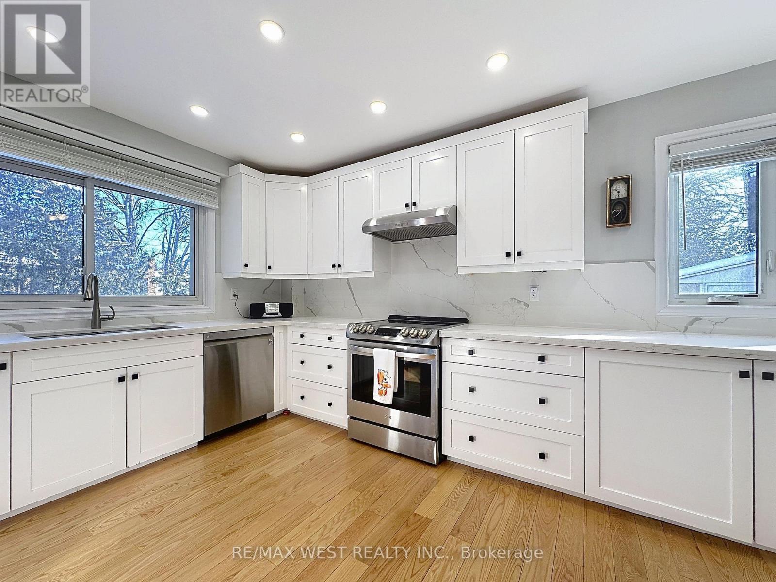 20 Foxwood Grove, Toronto, ON - Indoor Photo Showing Kitchen