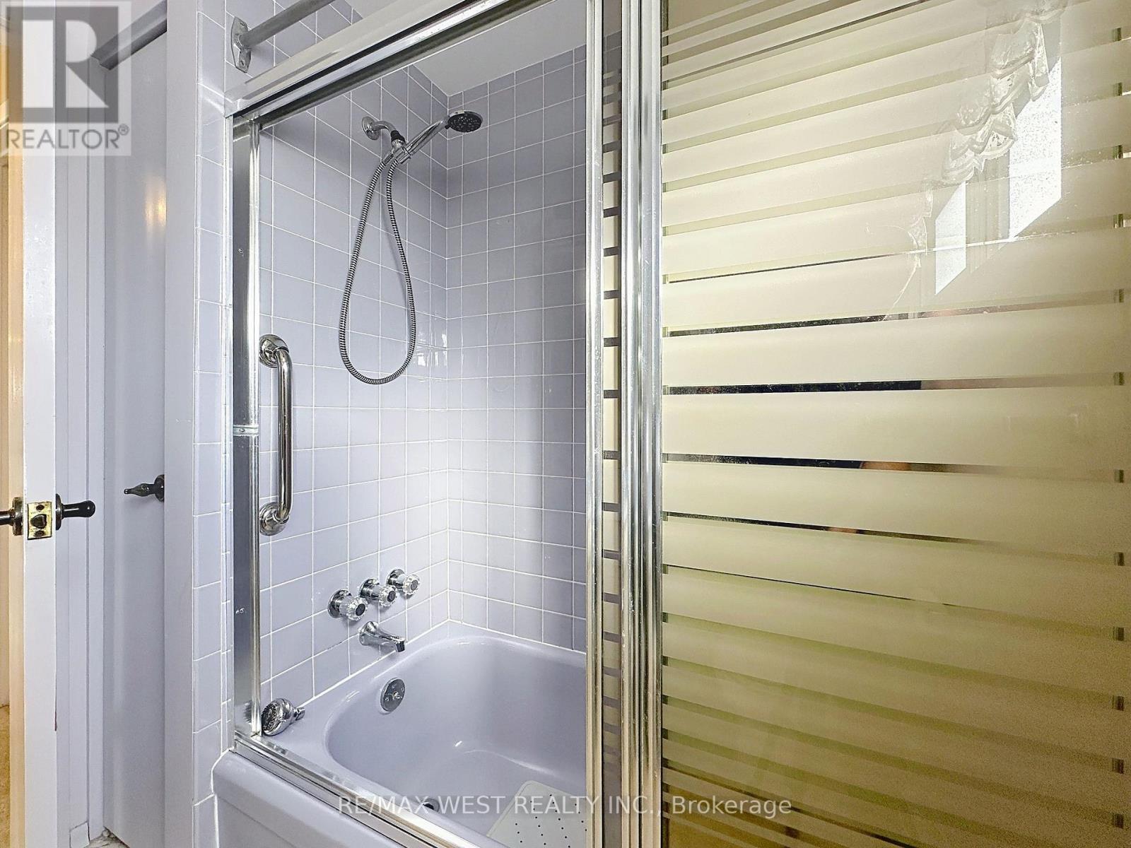 20 Foxwood Grove, Toronto, ON - Indoor Photo Showing Bathroom