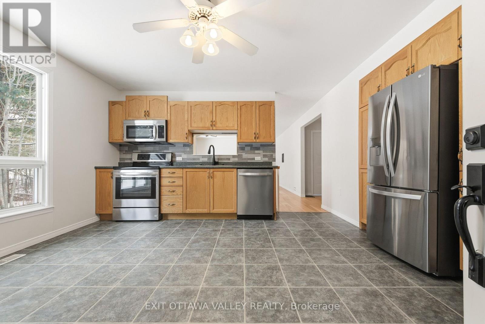 1251 Wylie Road, Laurentian Hills, ON - Indoor Photo Showing Kitchen