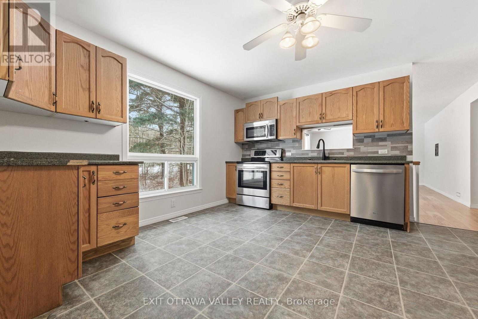 1251 Wylie Road, Laurentian Hills, ON - Indoor Photo Showing Kitchen