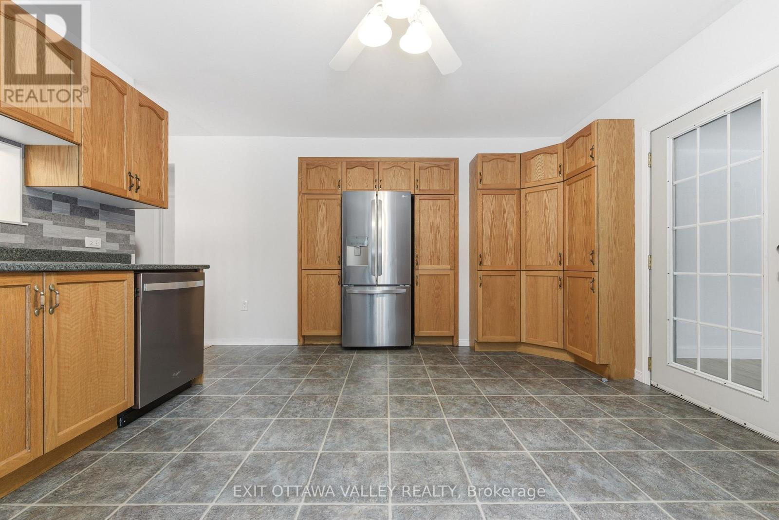 1251 Wylie Road, Laurentian Hills, ON - Indoor Photo Showing Kitchen