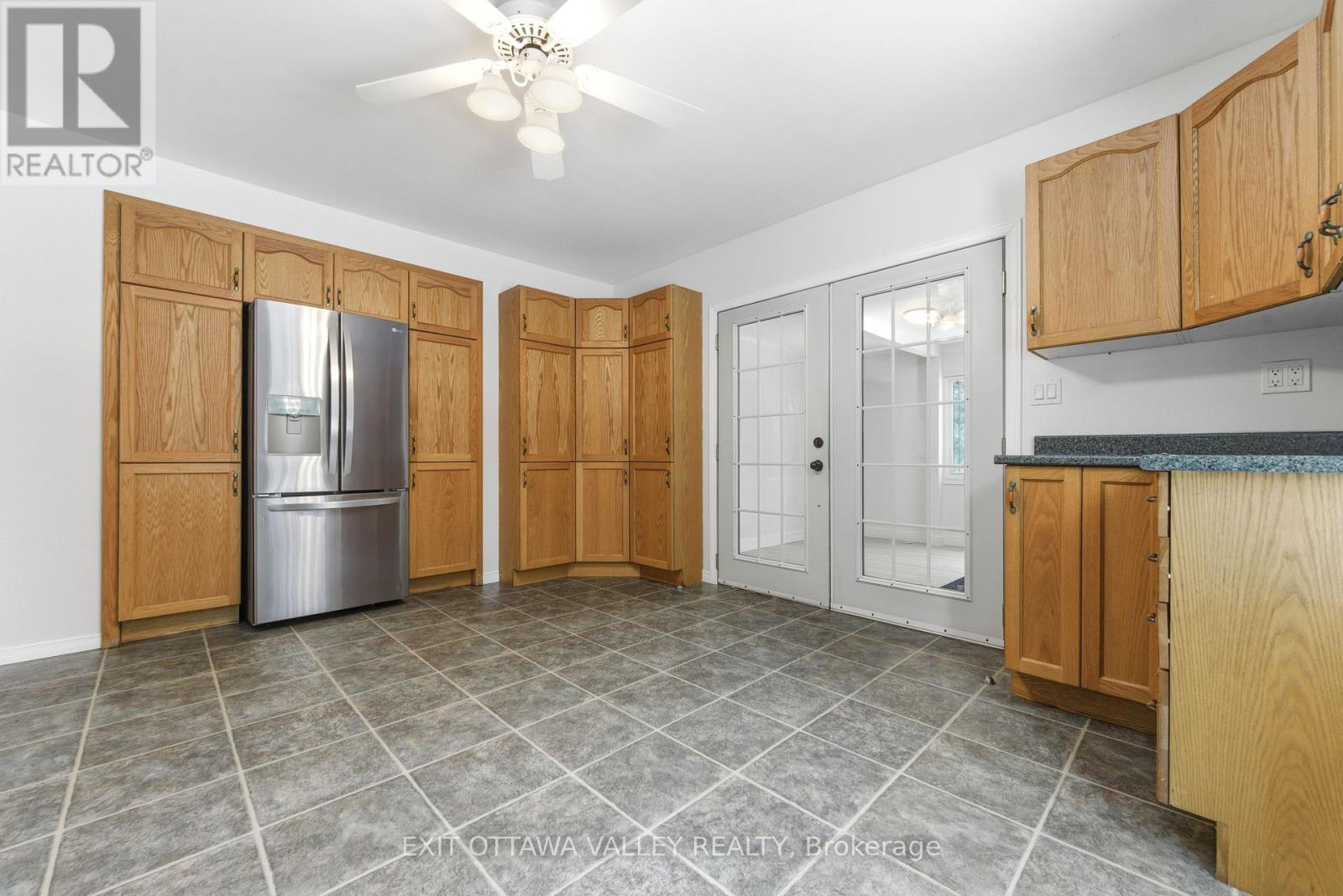 1251 Wylie Road, Laurentian Hills, ON - Indoor Photo Showing Kitchen