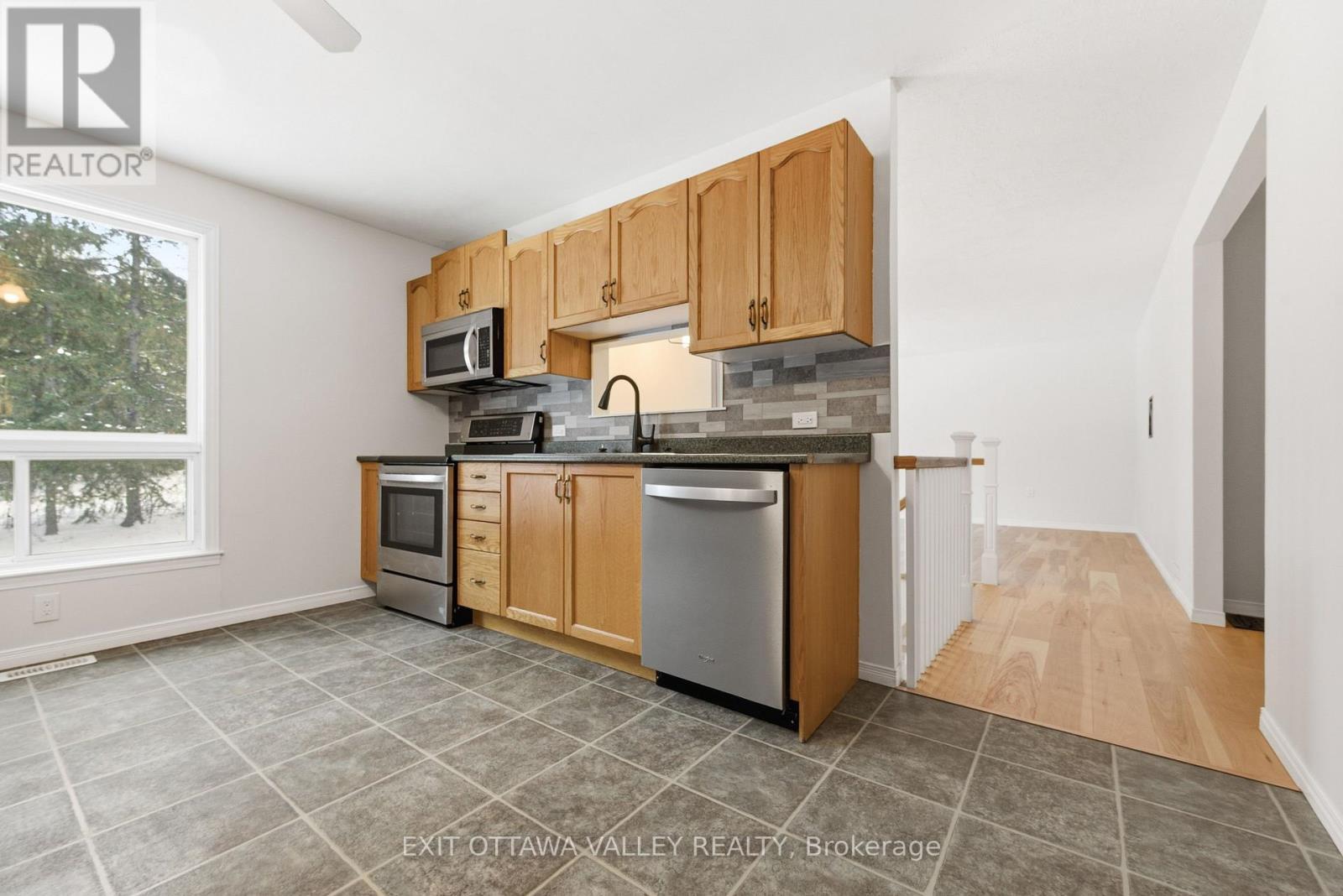 1251 Wylie Road, Laurentian Hills, ON - Indoor Photo Showing Kitchen