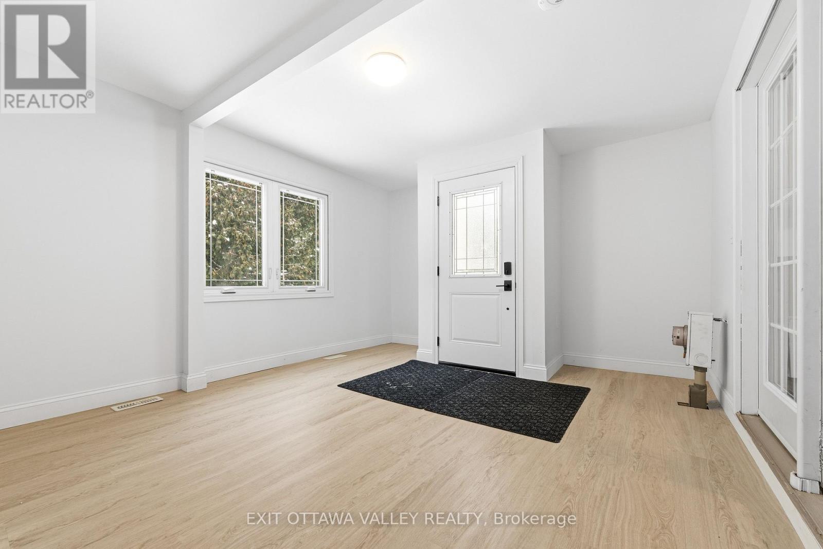 1251 Wylie Road, Laurentian Hills, ON - Indoor Photo Showing Other Room