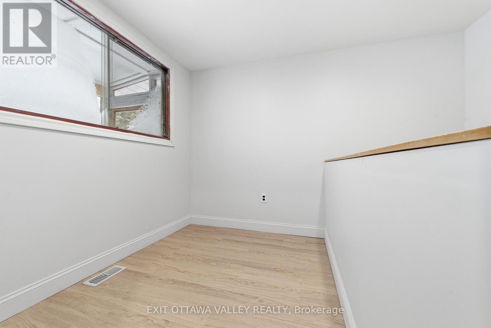 1251 Wylie Road, Laurentian Hills, ON - Indoor Photo Showing Other Room