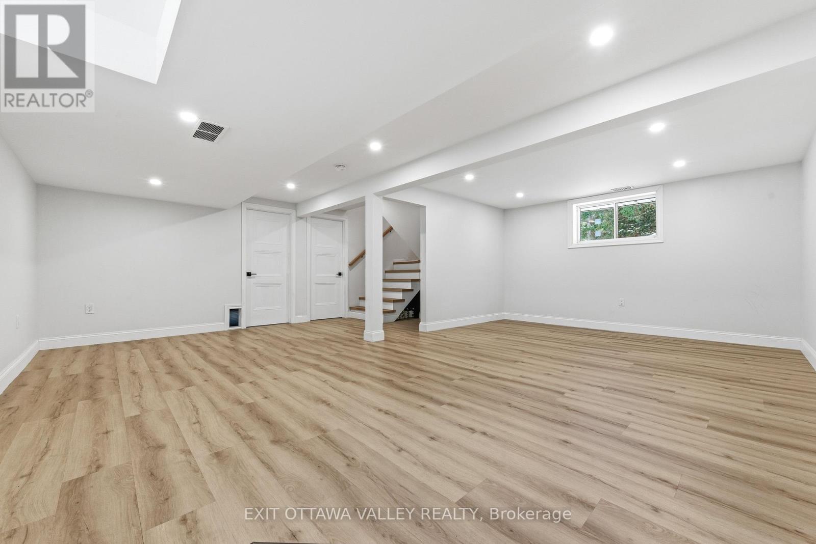 1251 Wylie Road, Laurentian Hills, ON - Indoor Photo Showing Other Room