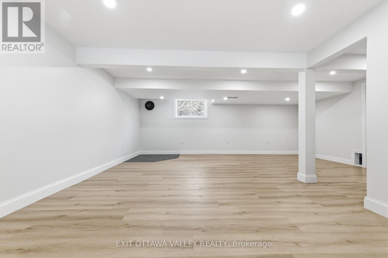 1251 Wylie Road, Laurentian Hills, ON - Indoor Photo Showing Other Room