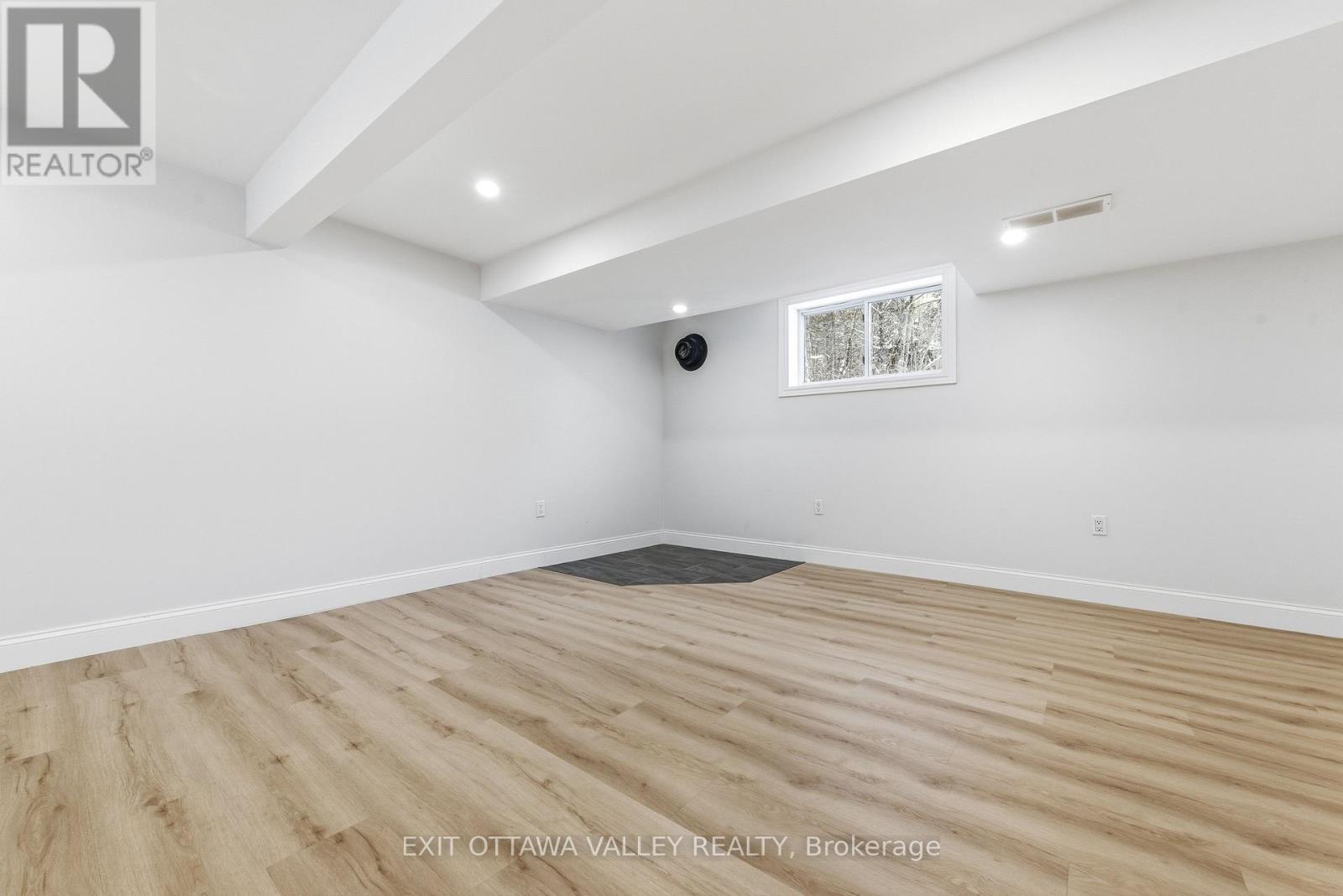 1251 Wylie Road, Laurentian Hills, ON - Indoor Photo Showing Other Room
