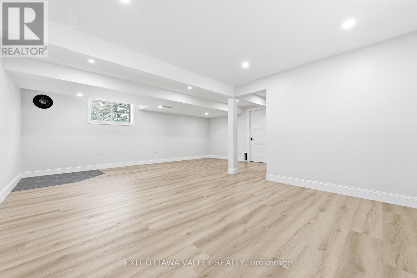 1251 Wylie Road, Laurentian Hills, ON - Indoor Photo Showing Other Room