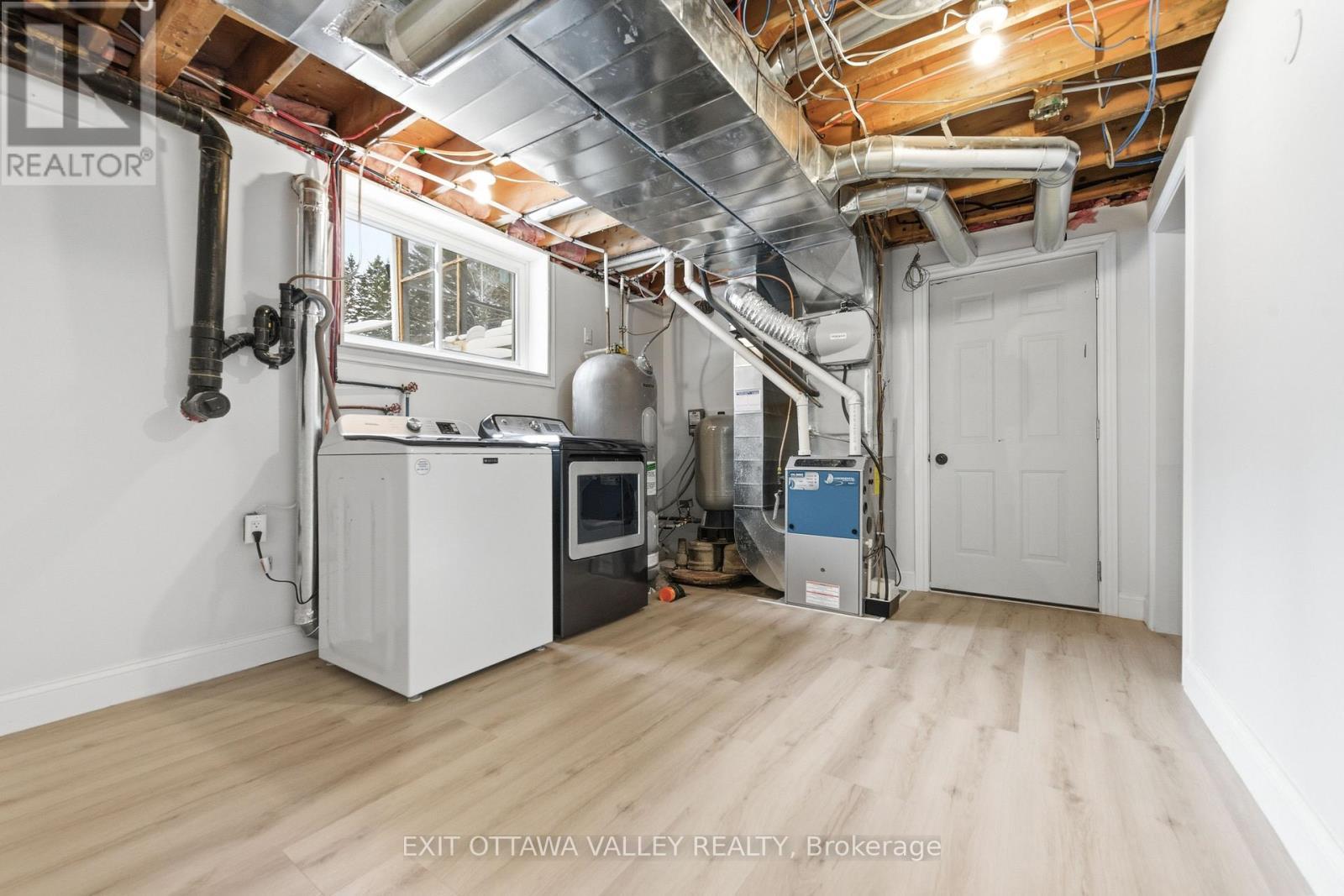 1251 Wylie Road, Laurentian Hills, ON - Indoor Photo Showing Basement