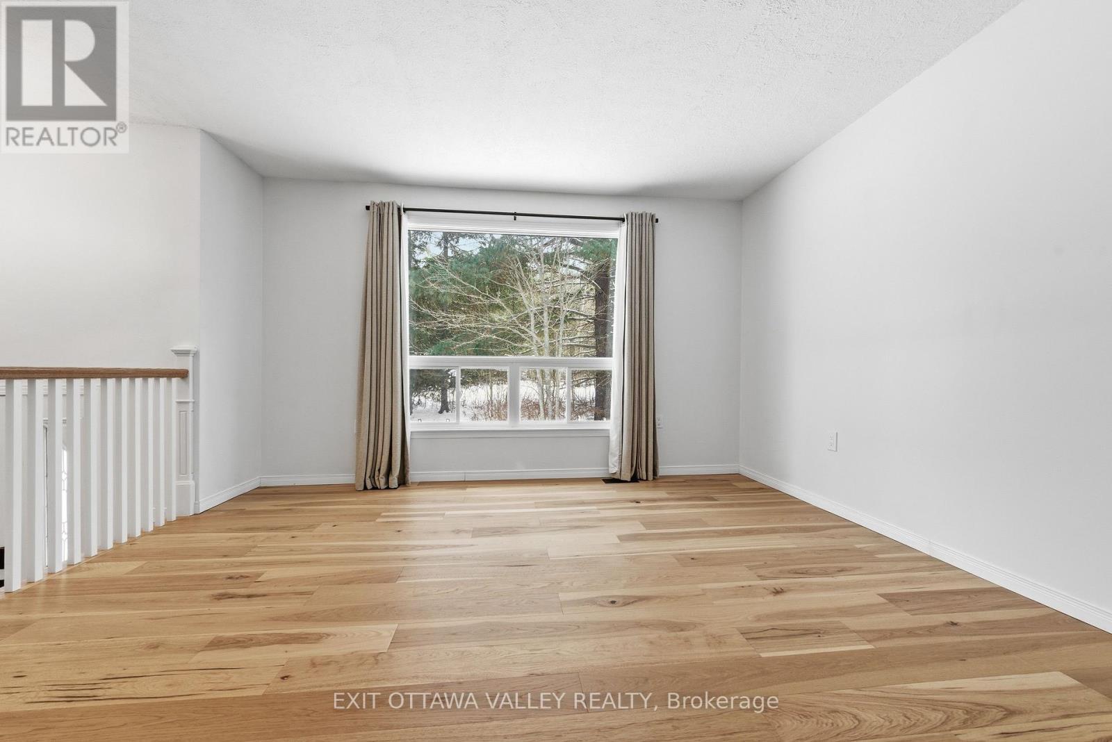 1251 Wylie Road, Laurentian Hills, ON - Indoor Photo Showing Other Room
