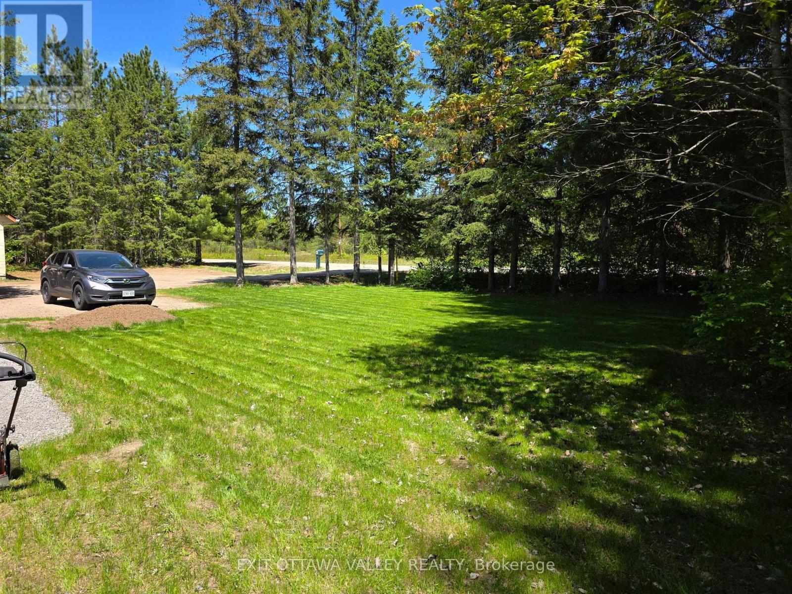 Summer photo - front lawn - 1251 Wylie Road, Laurentian Hills, ON - Outdoor