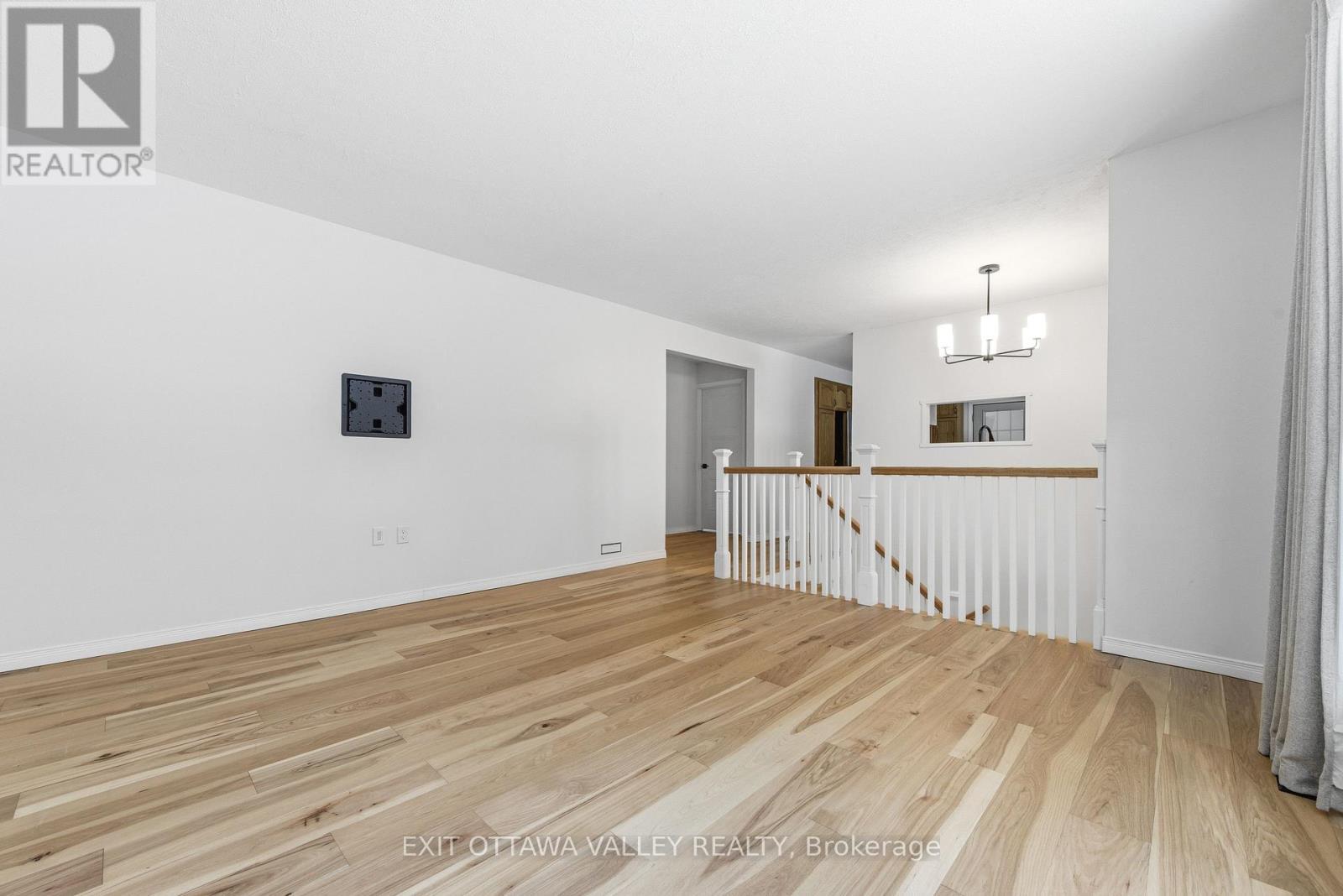 1251 Wylie Road, Laurentian Hills, ON - Indoor Photo Showing Other Room