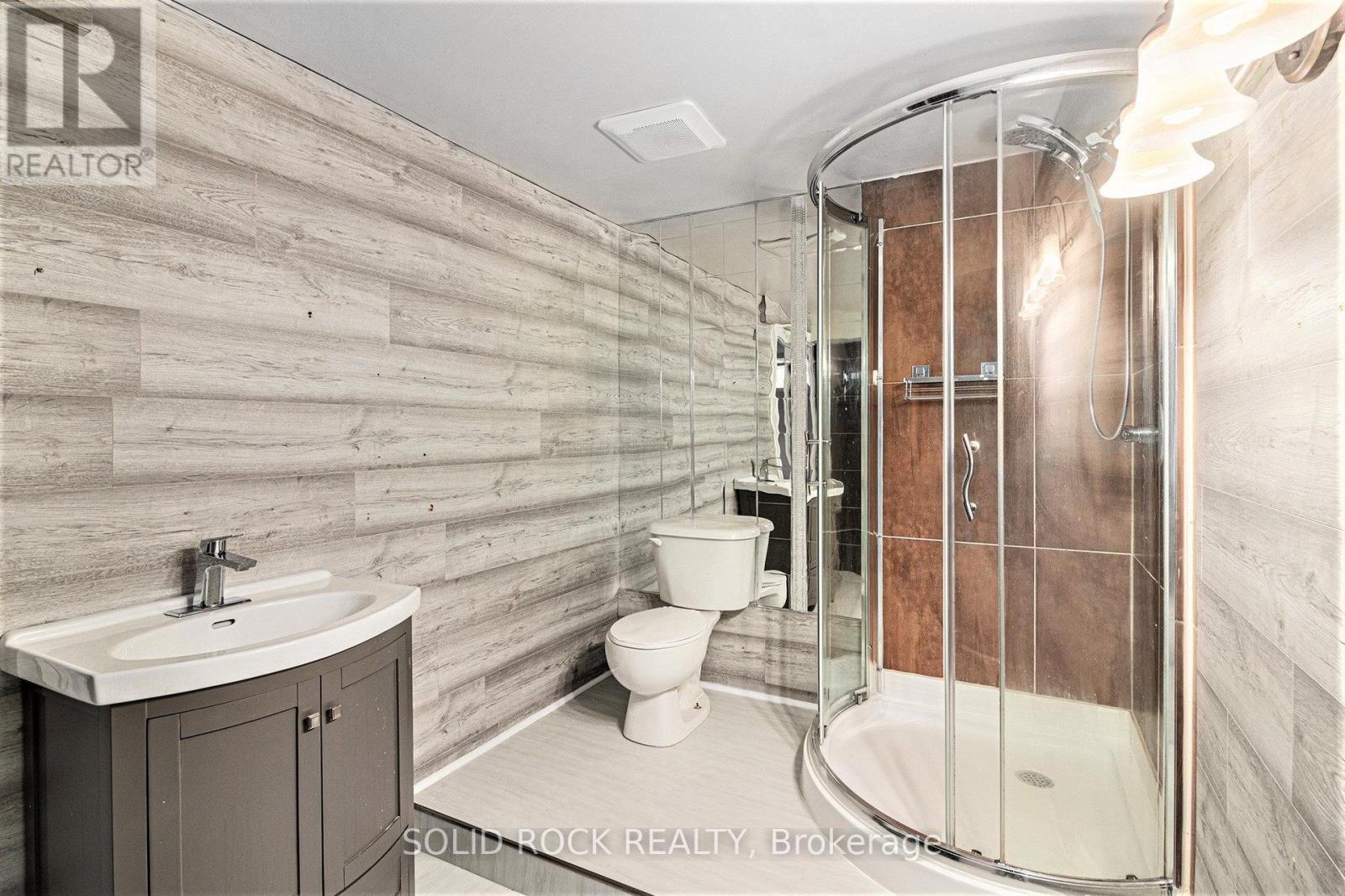 2121 Valin Street, Ottawa, ON - Indoor Photo Showing Bathroom