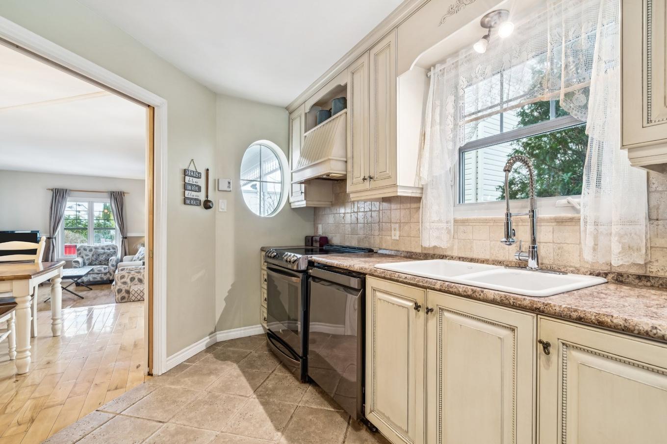 Kitchen - 1637 Rue Étienne-Bisaillon, Chambly, QC - Indoor Photo Showing Kitchen With Double Sink With Upgraded Kitchen